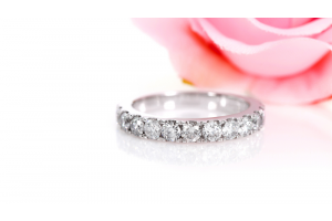 A Guide to Eternity Rings: Their Meaning, History, and How to Choose One