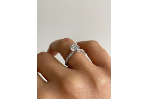 The Best Diamond Engagement Rings for Petite Hands