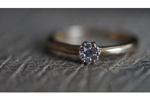 How to Choose the Right Metal for Your Diamond Engagement Ring: A Comprehensive Guide